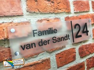 Naamplaat op de muur, plaatkleur frost-ijs